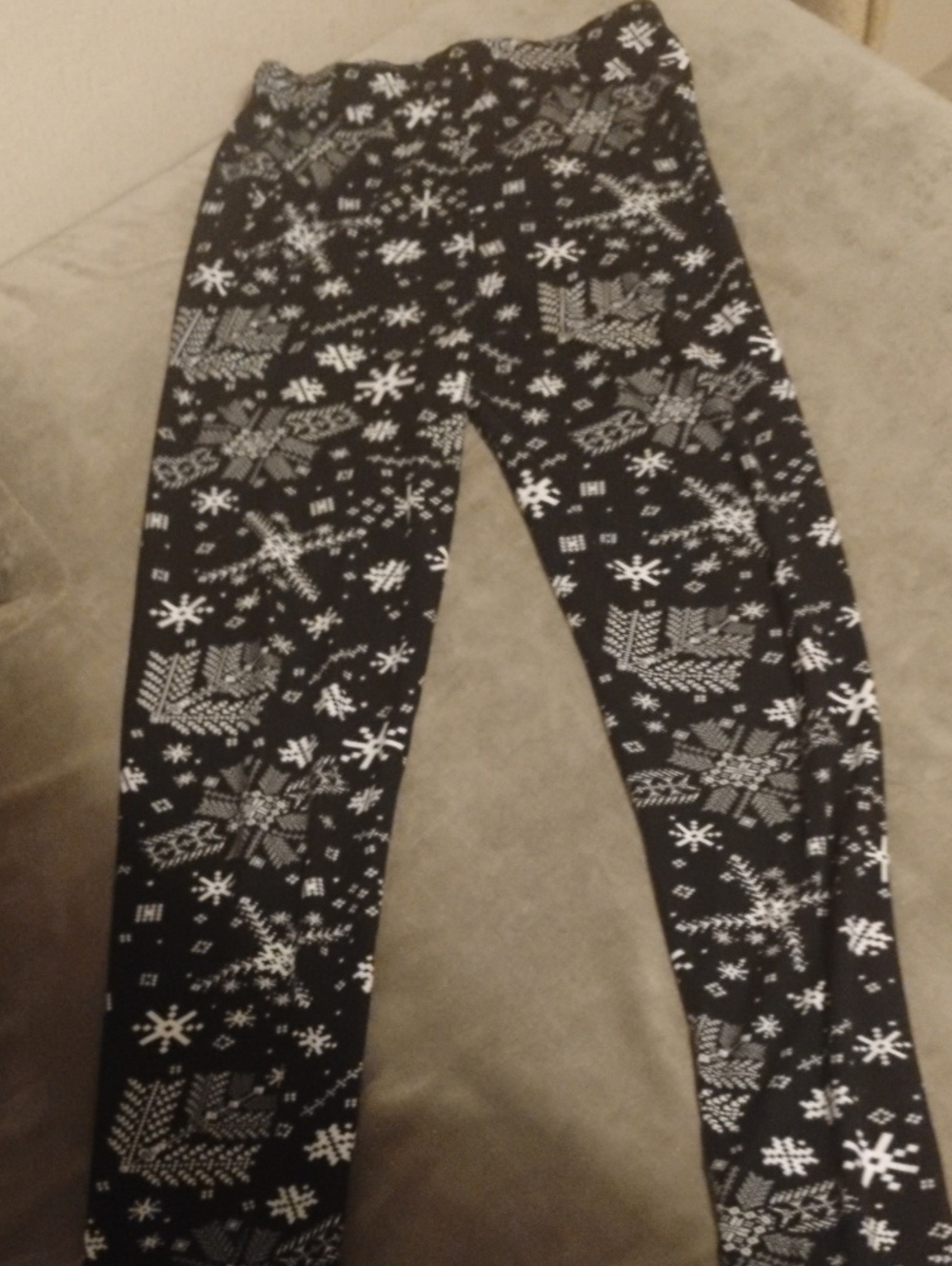 5/$20 W Collection OS Black Snowflake Print Leggings